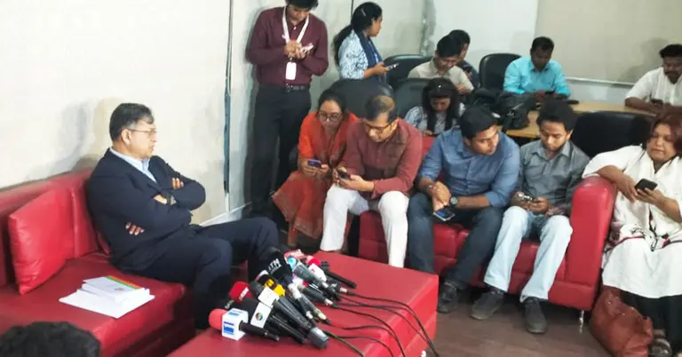 সাংবাদিকদের সঙ্গে কথা বলছেন সালাহউদ্দিন